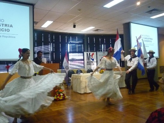 2010.09.08 黃大使聯昇應邀與巴拉圭工商部同慶工業日