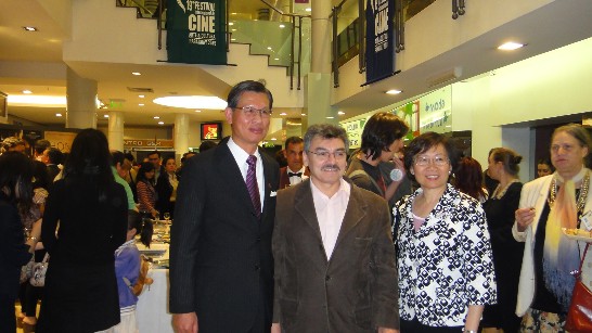 2010.09.17 黃大使夫婦與影展創辦人Hugo Gamarra（中）於小型慶祝酒會合影