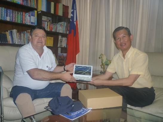 2011.10.20 黃大使接見Atyrá電台(FM105.7)主持人 Juan Ramón López並贈小筆電