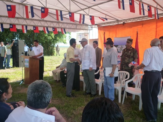 2011.01.07 黃大使與盧戈總統輕鬆互動