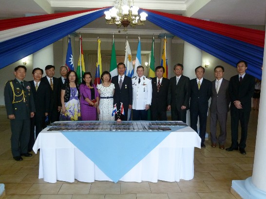 2011.11.18 黃大使夫婦與出席同仁及僑領合照