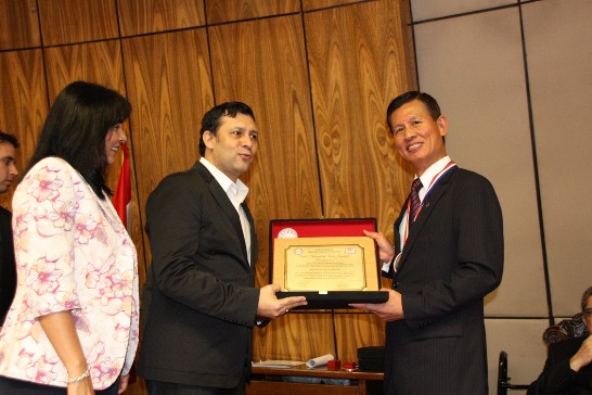 2011.11.22 巴拉圭眾議院議長柏佳都（Víctor Bogado）贈勳黃聯昇大使