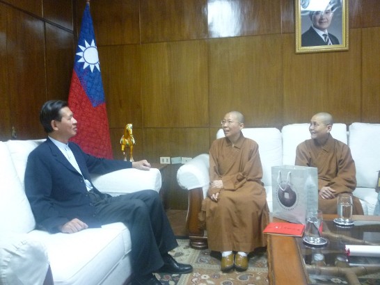 2011.01.11 黃大使與二位法師會晤情形。