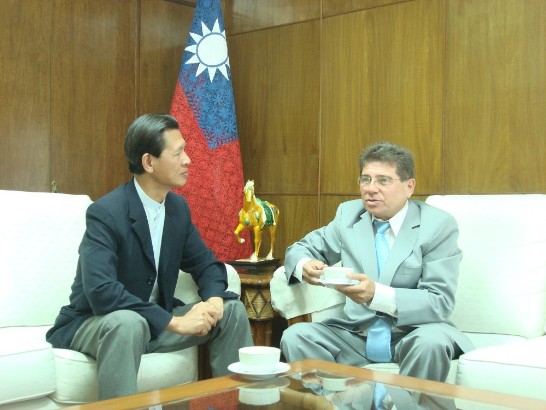 2011.01.17 巴拉圭教育暨文化部國際文教處Pedro Gomez de la Fuente處長拜會黃大使