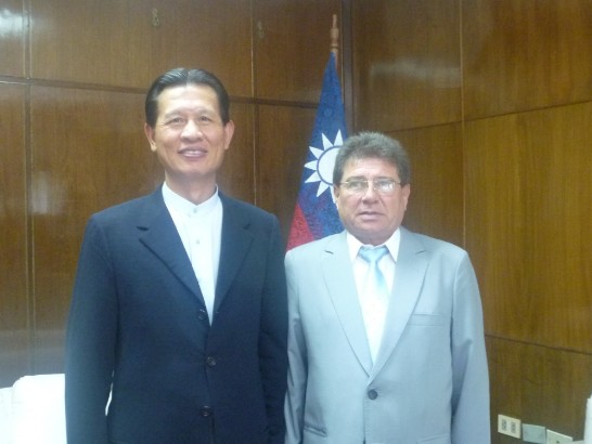 2011.01.17 巴拉圭教育暨文化部國際文教處Pedro Gomez de la Fuente處長拜會黃大使