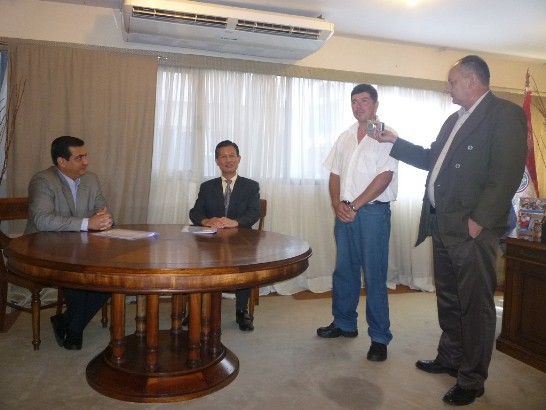 2011.11.30 駐巴拉圭黃大使代表移交花卉中心資財予巴國農牧部