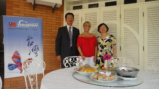 2011.01.20 黃大使夫婦與節目主持人Bibi Landó女士合影