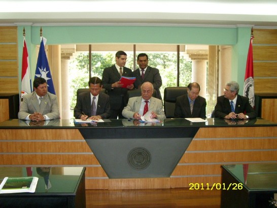 2011.01.26 黃大使聯昇與亞大校長Pedro Gerardo González簽署贈交書情形