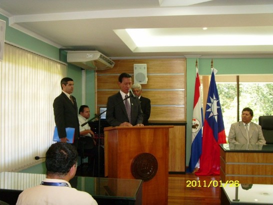 2011.01.26 黃大使聯昇與亞大校長Pedro Gerardo González簽署贈交書情形