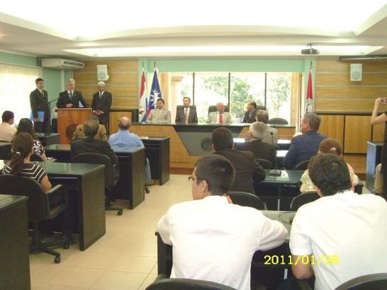 2011.01.26 黃大使聯昇與亞大校長Pedro Gerardo González簽署贈交書情形