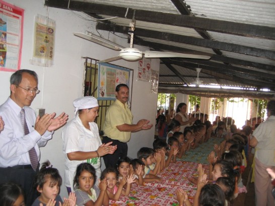 2011.01.04 巴京主婦協會愛心餐廳兒童歡迎巴拉圭國合之友會及駐館代表蒞臨