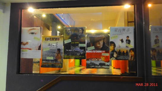 2011.03.28 電影院張貼「台灣電影展」影片海報。