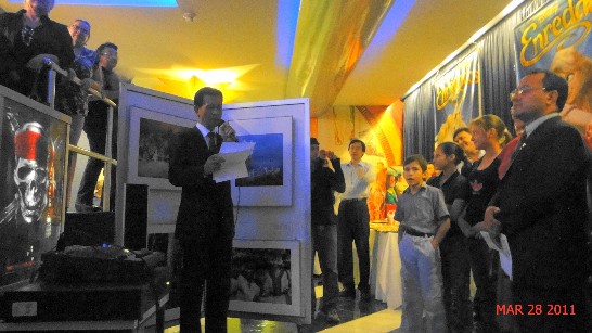 2011.03.28 黃大使於新聞局國情照片前致詞。