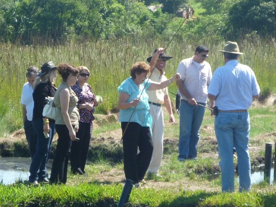 2011.04.05 巴拉圭第一夫人梅西德絲盧戈(Mercedes Lugo de Maidana)與黃大使釣魚。