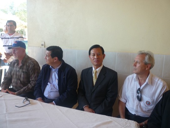 2011.05.20 黃大使聯昇與巴拉圭農牧部長共同主持養魚中心結業課程