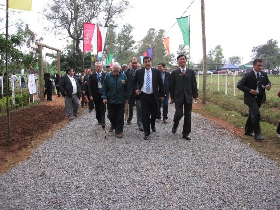 2011.06.02 黃大使及參加貴賓共同巡視參展農戶