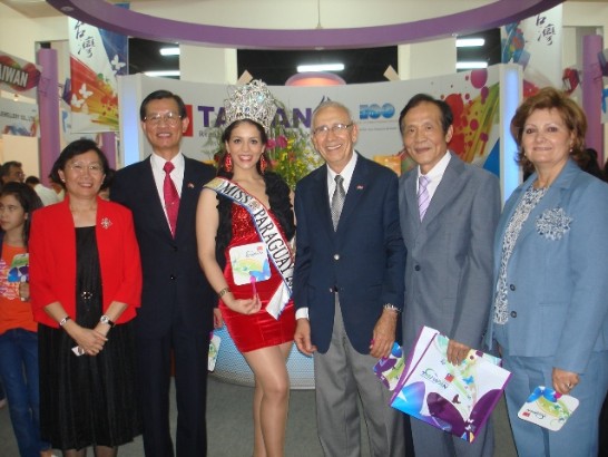 2011.07.15 黃大使與巴拉圭工商部長Francisco Rivas（右三）等合影。
