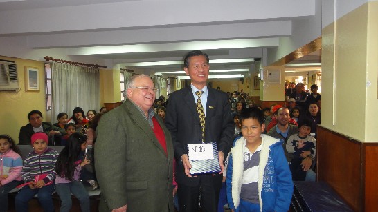 2011.08.05 黃大使頒贈頭獎。