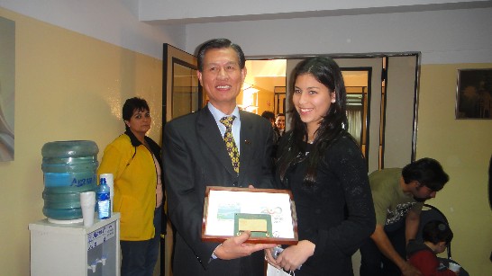 2011.08.05 獲獎者回贈黃大使紀念品表達謝意