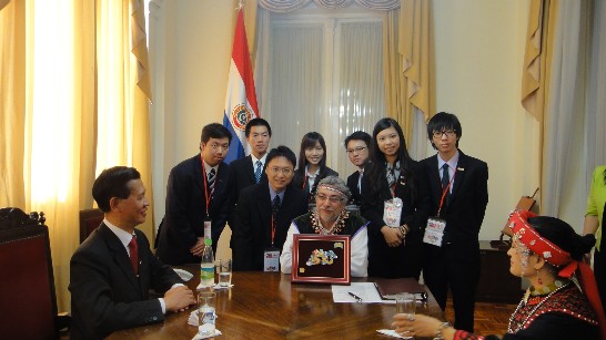 2011.08.11 盧戈總統與青年大使團合影。