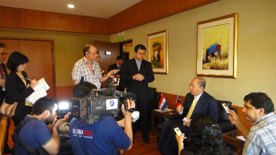 2011.09.16 王鍾渝團長接受巴拉圭媒體專訪。