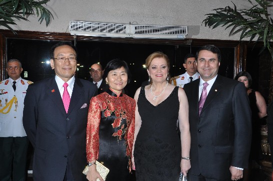 劉大使夫婦與佛朗哥總統伉儷合影