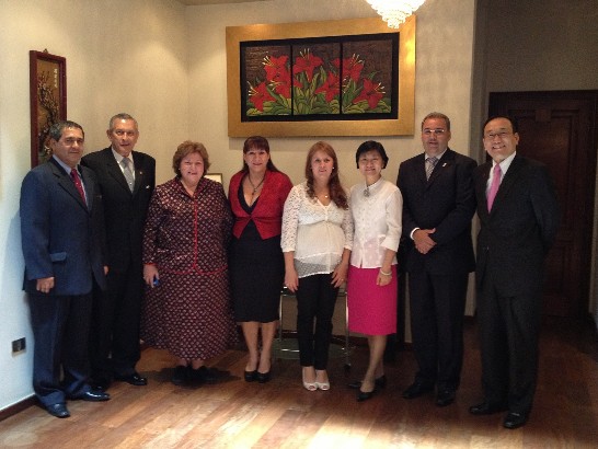 劉大使德立夫婦與巴國參議院議長歐維鐸（Jorge Oviedo Matto）伉儷、參議員Herminio Chena及José Manuel Bobeda暨其夫人合影