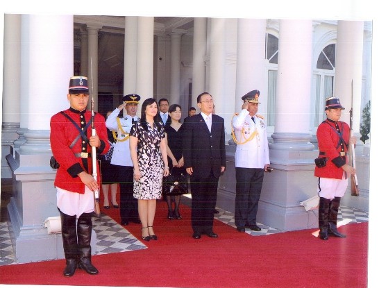 2012.01.03 劉大使在總統府大禮官及參軍長陪同下接受儀隊致意，並由軍樂隊演奏國歌。