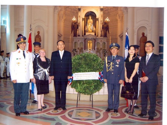 2012.01.03 劉大使至英雄館獻花致意。