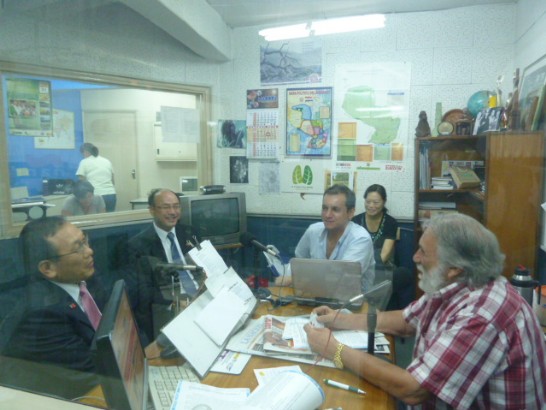 劉大使往晤「Ñandutí（蜘蛛繡）」廣播電台台長Humberto Rubín暨接受現場專訪