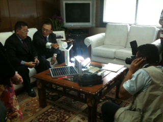 劉大使與宣德能源公司巨總經理接受國家報採訪情形