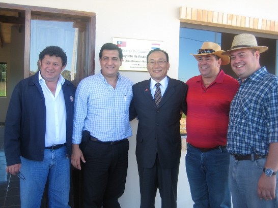 劉大使德立、巴國農牧部長卡多索、巴國駐華大使馬旭耀及Codillera省長Pedro Duré為「養魚中心」內之「訓練中心」舉行揭牌啟用儀式。