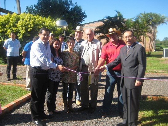 劉大使德立與巴國農牧部長卡多索、「ABC彩色報」社長Aldo Zucolillo及巴國駐華大使馬旭耀為「花卉中心」之「標準蘭花溫室」啟用剪綵。