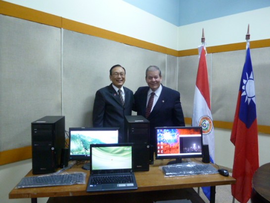 劉大使德立與巴國護民官Manuel María Páez Monges共同主持我捐贈該署資訊設備儀式