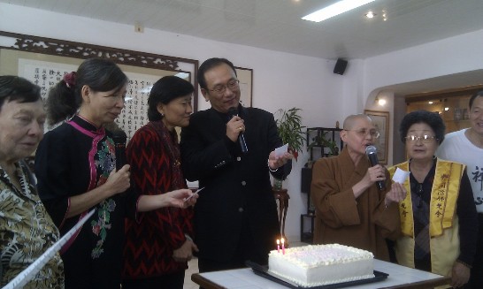 劉大使夫婦參加慈濟亞松森聯絡處舉辦之浴佛法會後與會員及志工合影