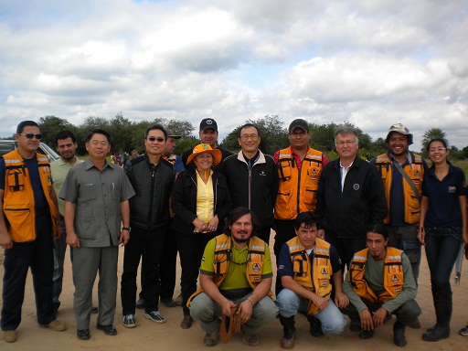 劉大使與急難部長卡多娑發放急救物資過程