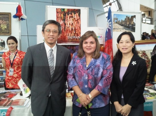 駐巴拉圭大使館張參事俊菲（右）、宮文化參事國威（左）與巴參議員Lilian Samaniego（中）於我展場前方合影