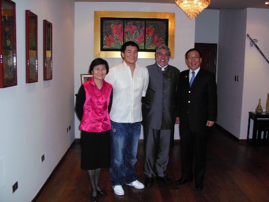劉大使德立闔家在職務宿舍與巴拉圭總統盧戈（Fernando Lugo）合影