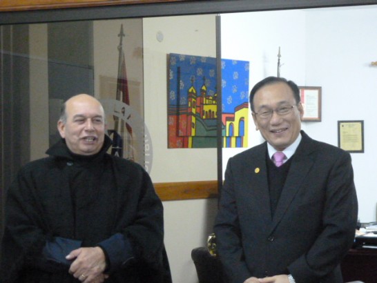 劉大使與反毒部長阿基諾主持贈交儀式情形