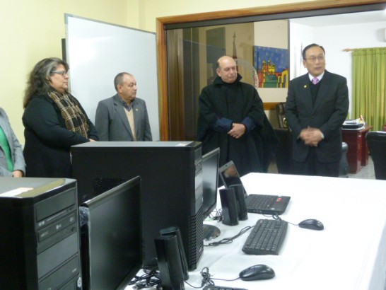 劉大使與反毒部長阿基諾主持贈交儀式情形