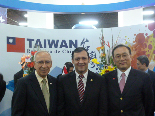 劉大使與巴拉圭眾院議長柏佳都（中）及巴拉圭工商部長瑞巴斯（左）合影