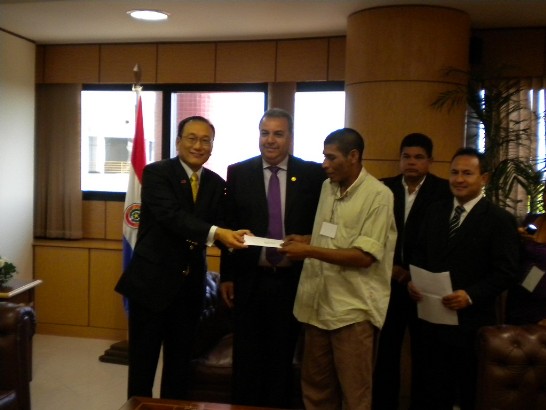 Maká Quemkuket原住民村落主席Oseas Martinez代表受贈