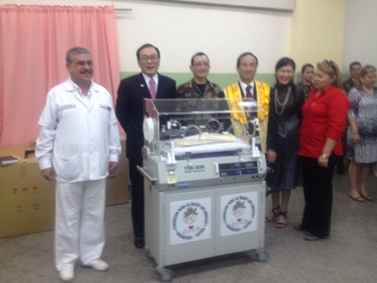 劉大使德立（右二）與巴國三軍總司令梅嘉雷厚（右三）及巴拉圭華人慈善基金會宋會長永金（左三）合影。