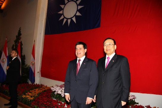 駐巴拉圭劉大使德立與卡提斯總統於國旗前合影