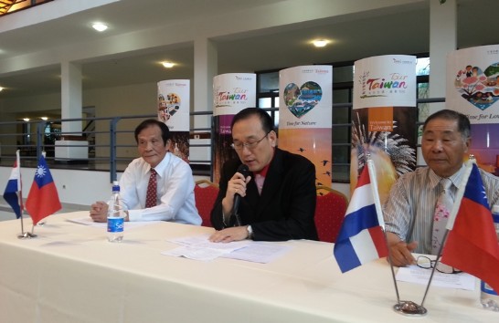 駐巴拉圭劉大使德立（中）為留臺校友會專題講座開幕致詞