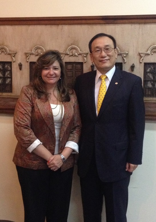 駐巴拉圭劉大使德立與觀光部長芭西卡露柏女士合影