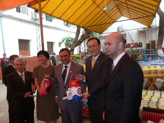 駐巴拉圭劉大使德立及婦聯會巴拉圭分會顧主任委員文瑩接受巴國亞松森Tacumbú男子監獄典獄長Artemio Vera Baez（中）致贈受刑人製作之馬黛茶壺，巴國司法暨勞工部次長Ever Martínez（右）及前內政部次長Blas Imas（左）應邀出席觀禮