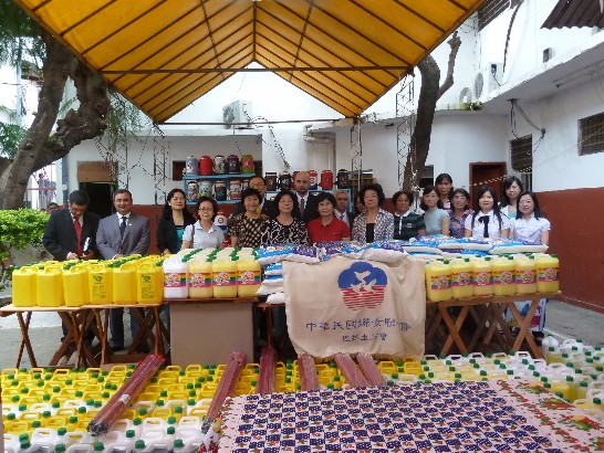 駐巴拉圭劉大使及夫人婦聯會巴拉圭分會顧主任委員文瑩偕該分會會員與巴國亞松森Tacumbú男子監獄官方代表人員合影