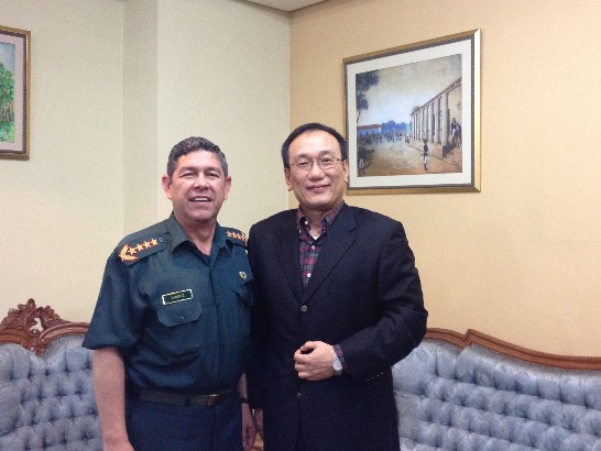 劉大使德立與巴外交部前政務次長李瓦斯及Guairá省Iturbe市社區文化中心人員合影