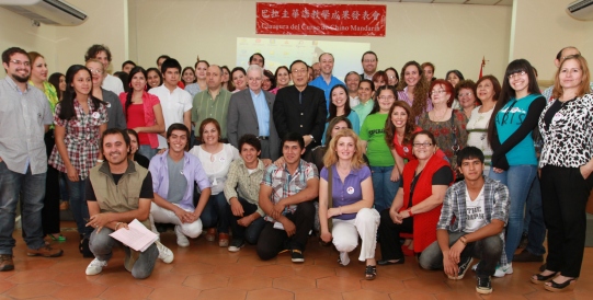 駐巴拉圭劉大使德立（中立者）及天主教大學校長與各校華語學生合影